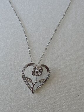 Heart Rose Pendant Necklace - Elegant Floral Women’s Jewelry